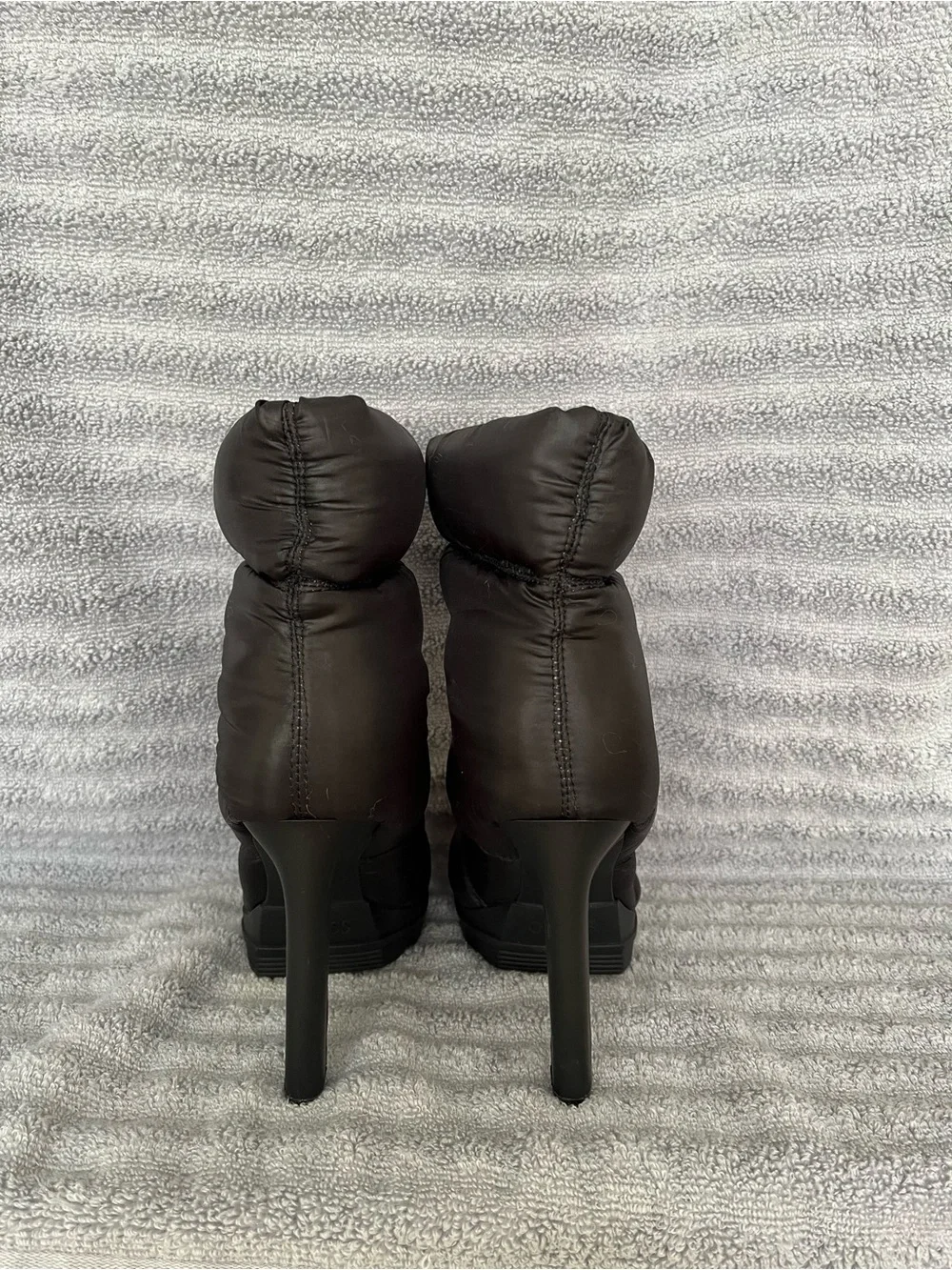 New GUESS Women’s Black Puffer Heeled Boots – Size 8M